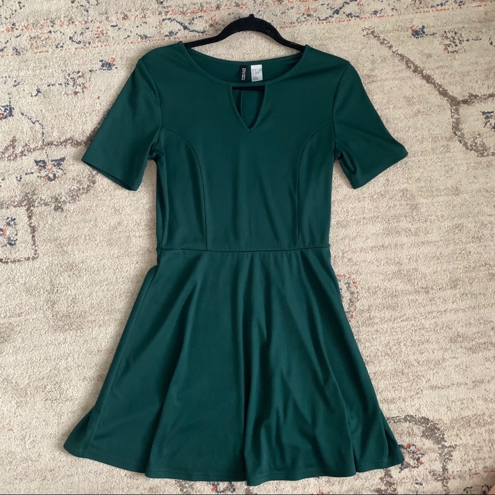 🍁Fall Style🍁 H&M Green Ribbed Skater Dress